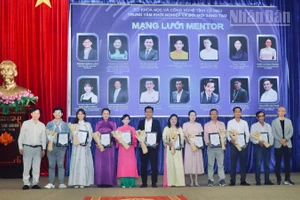 Nhân dịp này, Ban Tổ chức trao giấy chứng nhận thành viên mạng lưới cố vấn chuyên nghiệp cho một số doanh nhân, doanh nghiệp. (Ảnh: TRỌNG DUY)