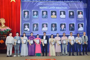 Nhân dịp này, Ban Tổ chức trao giấy chứng nhận thành viên mạng lưới cố vấn chuyên nghiệp cho một số doanh nhân, doanh nghiệp. (Ảnh: TRỌNG DUY)