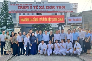 Đoàn công tác của Bộ Y tế đến khảo sát tình hình hoạt động của Trạm y tế xã Châu Thới, tỉnh Cà Mau.