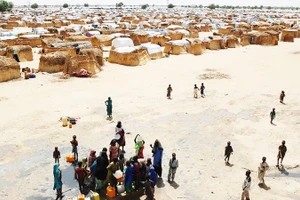 Một khu lều trại cho người phải di dời do xung đột và đói nghèo ở Nigeria. Ảnh: CNN