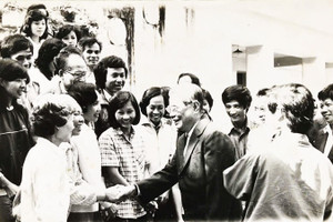 Tổng Bí thư Nguyễn Văn Linh xem sách tranh “Từ làng Sen”
