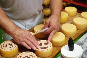 Phô-mai mang biểu tượng cảm xúc