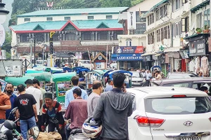 Đường phố tại Mussoorie thường xuyên bị tắc nghẽn trong mùa hè. Ảnh: THE MIGRATION STORY