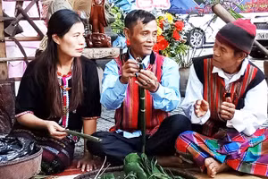 Ông Pả La Ham (ngồi giữa) tham gia hoạt động văn hóa ở địa phương.