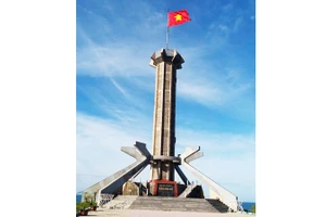 Cờ Tổ quốc trên đảo Cồn Cỏ.