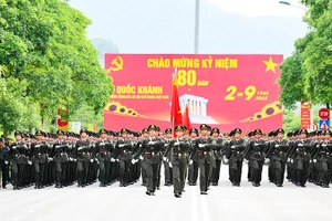 Hơn hai tháng tập luyện đã giúp những bước chân của các chiến sĩ trở nên đều đặn, mạnh mẽ hơn.