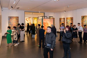 Khán giả tham quan triển lãm "Dòng chảy đột biến". (Ảnh: NVCC)