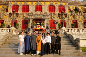 Đoàn làm phim tại Điện Kiến Trung. (Ảnh: Đoàn làm phim cung cấp)