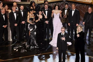 Ê-kíp làm phim “One Battle After Another” tại lễ trao giải. (Ảnh: LAT)