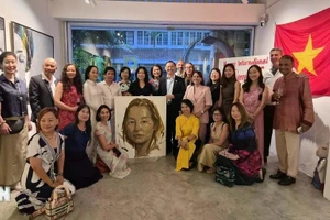 Các nữ Đại sứ, phu nhân các Đại sứ chụp ảnh lưu niệm chung. (Ảnh: TTXVN)