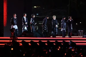 Ngay trong ngày diễn ra concert, album mới mang tên "ARIRANG" của BTS đã cán mốc gần 4 triệu bản được bán ra chỉ trong 24 giờ đầu tiên. Ước tính riêng đêm diễn 21/3 đã tạo ra hiệu ứng kinh tế trực tiếp và gián tiếp trị giá hơn 1.200 tỷ won (khoảng 900 triệu USD). (Ảnh: Kyodo/TTXVN)