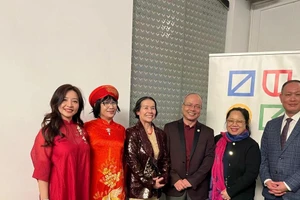 Nghệ sĩ Kiều Anh chụp ảnh lưu niệm cùng Đại sứ Phạm Trường Giang. (Nguồn: TTXVN)