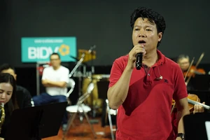 Nghệ sĩ Ưu tú Vũ Thắng Lợi luyện tập chuẩn bị cho live concert. (Ảnh: NVCC)