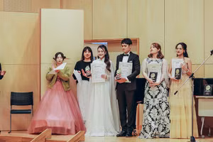 Trần Thị Vân Anh (thứ 4 từ phải sang) cùng các thí sinh Việt Nam giành giải cao tại cuộc thi âm nhạc quốc tế ở Nhật Bản. (Ảnh: NVCC)