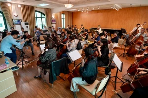 Các nghệ sĩ, giảng viên và sinh viên Khoa Đàn Dây đang tích cực chuẩn bị cho đêm diễn. (Ảnh: Ban tổ chức)