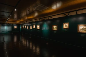 Triển lãm tranh của Vua Hàm Nghi tại Điện Kiến Trung (Huế). (Ảnh: Ban tổ chức)