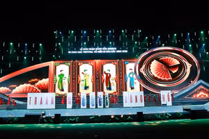 Phối cảnh sân khấu chương trình nghệ thuật "Tinh hoa di sản ngàn năm tỏa rạng".