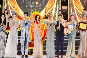 Hoa hậu Doanh nhân Việt Nam 2026 Nguyễn Hoàng Vân (giữa) tại cuộc thi. (Ảnh: BÌNH NGUYỄN)