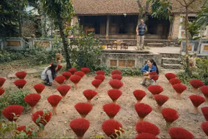 Phim lấy bối cảnh làng nghề làm hương. (ẢNh: VFC)