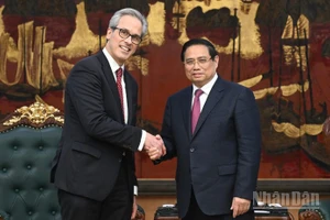 Thủ tướng Chính phủ Phạm Minh Chính và ông Fernando Andresen Guimaraes, Vụ trưởng Vụ Quản trị Đại dương quốc tế và Nghề cá bền vững của Đoàn thanh tra EC. (Ảnh: TRẦN HẢI)