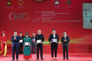 Đại diện Nhã Nam nhận giải thưởng Sách Bạn đọc yêu thích nhất cho cuốn "Thư cho em". 