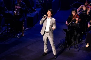 Nghệ sĩ Ưu tú Vũ Thắng Lợi trong đêm nhạc "Mùa chim én bay". (Ảnh: BTC)