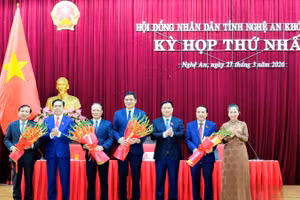 Các đồng chí Thường trực Tỉnh ủy Nghệ An tặng hoa chúc mừng các đồng chí được bầu giữ chức Chủ tịch, Phó Chủ tịch Hội đồng nhân dân tỉnh khóa XIX, nhiệm kỳ 2026-2031; tặng hoa tri ân đồng chí Nguyễn Nam Đình, Phó Chủ tịch Thường trực Hội đồng nhân dân tỉnh khóa XVIII. 
