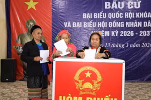 Cử tri 55 khu vực bỏ phiếu thuộc 12 xã miền núi, biên giới của tỉnh Nghệ An bỏ phiếu bầu cử.