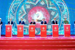 Phó Thủ tướng Chính phủ Hồ Đức Phớc và lãnh đạo tỉnh Nghệ An, đại diện các sở, ngành, đơn vị bấm nút khởi công Trường phổ thông nội trú liên cấp tiểu học và trung học cơ sở Thông Thụ.