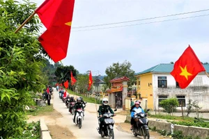 Cán bộ, chiến sĩ Ban Chỉ huy Bộ đội Biên phòng tỉnh Nghệ An phối hợp địa phương, các lực lượng tuyên truyền, cổ động bầu cử bằng hình thức lưu động đến các bản, làng.