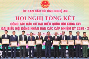 Đồng chí Nguyễn Khắc Thận, Ủy viên Trung ương Đảng, Bí thư Tỉnh ủy Nghệ An trao Bằng khen của Tỉnh ủy cho các tập thể và cá nhân.