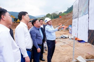 Đồng chí Nguyễn Khắc Thận, Ủy viên Trung ương Đảng, Bí thư Tỉnh ủy Nghệ An kiểm tra tiến độ thi công Trường phổ thông nội trú liên cấp tại xã Tam Thái.