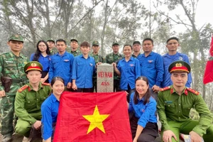 Cán bộ, chiến sĩ Đồn Biên phòng Ngọc Lâm, đoàn viên thanh niên các xã: Sơn Lâm, Hạnh Lâm và Trại giam số 6 (Cục C10, Bộ Công an) chụp ảnh lưu niệm tại cột mốc 455. 
