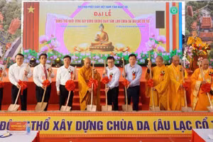 Các đại biểu thực hiện nghi thức khởi công xây dựng Chùa Da.