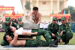 Màn biểu diễn khí công của vợ chồng Thiếu tá Nguyễn Anh Tuấn và Thiếu tá Hoàng Hoa Mai. 