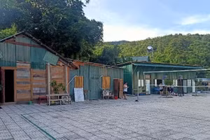 Cán bộ xã Nhôn Mai, tỉnh Nghệ An tự góp kinh phí, chủ động dựng các nhà tạm để ở.