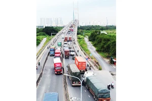 Nghẽn mạch giao thông quanh “trái tim” hàng hải cả nước