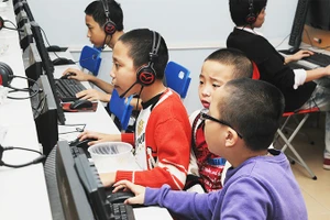 Việc tiếp xúc với màn hình điện tử quá lâu có thể gây ra nhiều hệ lụy. Ảnh: SONG ANH