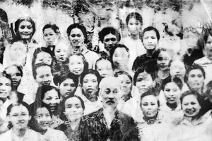 Bà Trương Thị Tám (đội khăn vấn, hàng cuối) trong một lần được chụp ảnh với Bác Hồ.