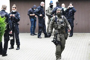 Cảnh sát Đức trong một chiến dịch triệt phá tội phạm rửa tiền. Ảnh: DPA