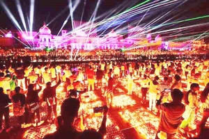Ánh sáng tràn ngập khắp không gian lễ hội. Ảnh: GETTY IMAGES