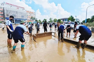 Học sinh Trường THPT Chuyên Bắc Kạn giúp dọn dẹp, vệ sinh môi trường tại Trường THPT Chuyên Thái Nguyên.