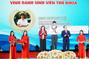Chương trình vinh danh thủ khoa