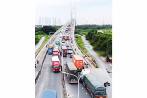 Nghẽn mạch giao thông quanh “trái tim” hàng hải cả nước