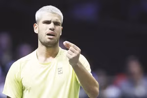 Alcaraz tuyệt vọng ở Paris