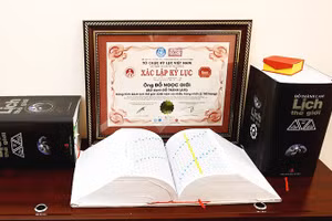 Một cuốn Lịch có Kỷ lục số trang nhiều nhất (4.019 trang), nặng 8 kg, NXB Tri thức, 2019.