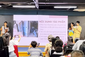 Các em học sinh giao lưu chia sẻ cảm xúc sau khi đọc tác phẩm của nhà văn Đoàn Giỏi.