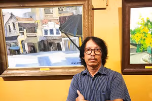 Họa sĩ Bùi Lê Dũng bên tác phẩm của mình.