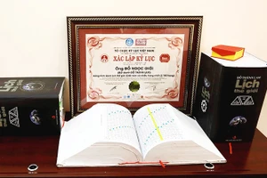 Một cuốn Lịch có Kỷ lục số trang nhiều nhất (4.019 trang), nặng 8 kg, NXB Tri thức, 2019.