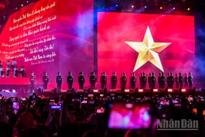 Khoảnh khắc đầy tự hào khi Quốc kỳ được khán giả chuyền tay nhau quanh sân vận động trong chương trình "Tổ quốc trong tim". (Ảnh: THÀNH ĐẠT)